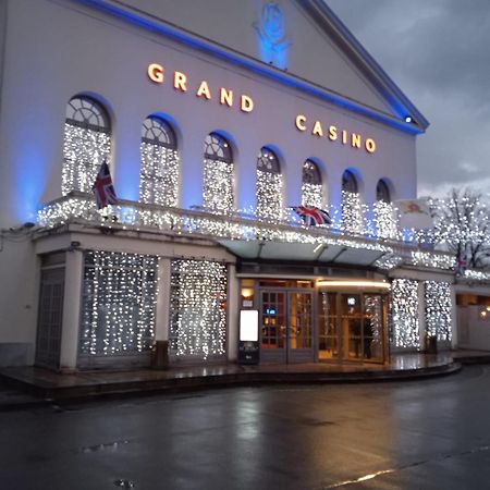 Au Charme Du Lac Espace Bien Etre Et Piscine Chauffe Proche Parc Et Restaurant Du Casino Forges-les-Eaux Esterno foto